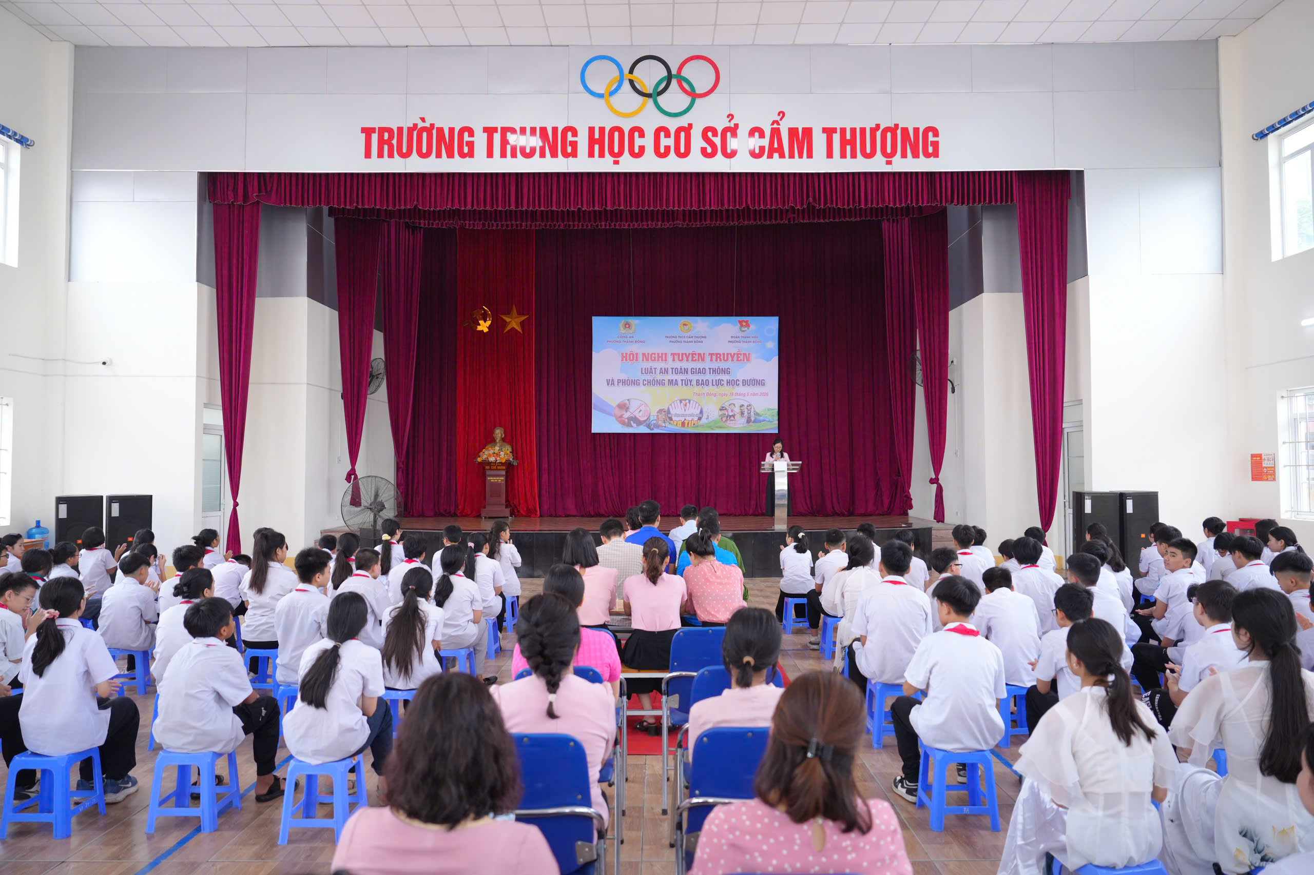 Công an phường Thành Đông tổ chức tuyên truyền pháp luật tại Trường THCS Cẩm Thượng
